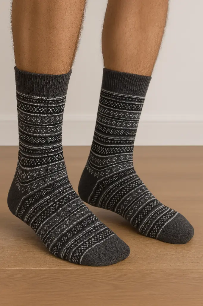 Socks de punto sobre piso de madera (1).webp